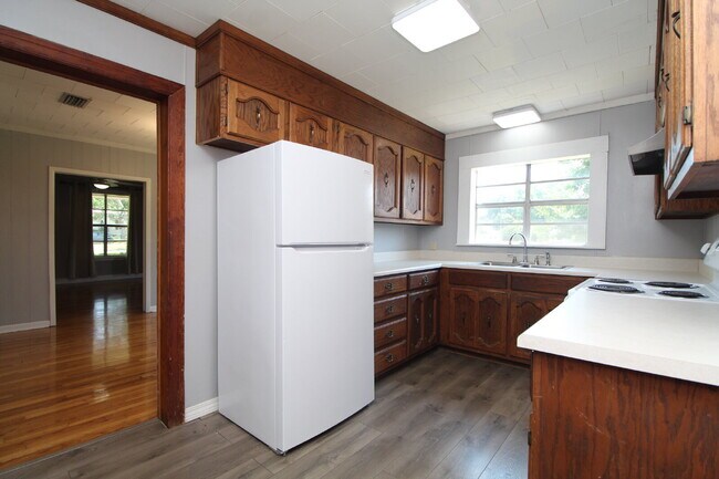 Building Photo - Molino 2/1 Cottage with Hardwood Floors, S...