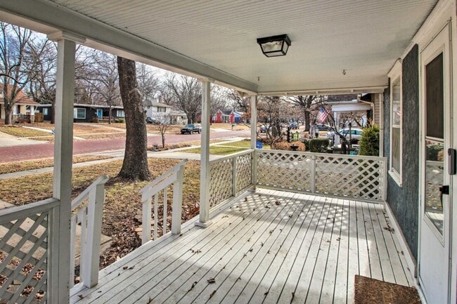 Building Photo - Newly remodeled, fully furnished adorable bungalow in a great location!