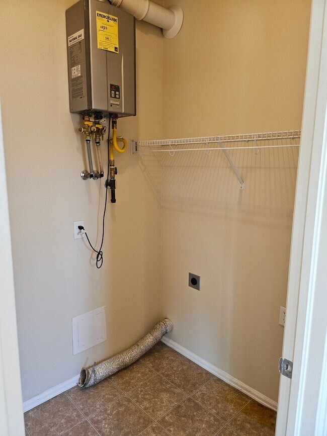 Building Photo - ALL PROSPECTIVE TENANTS MUST SUBMIT A $58 ...