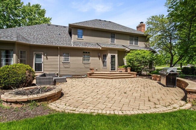 Building Photo - 4N475 S Robert Frost Cir