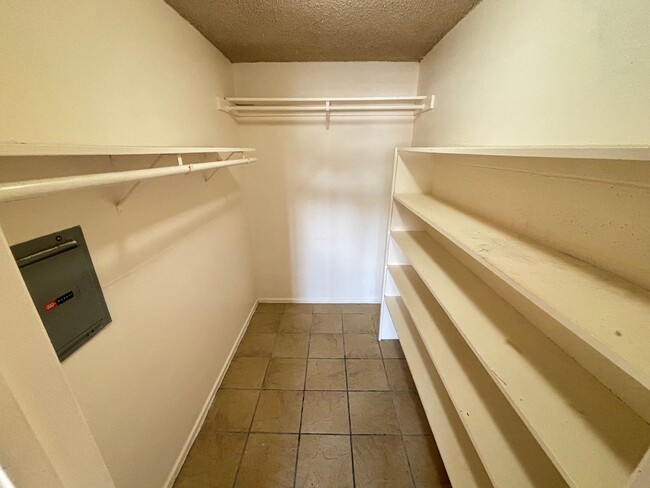 Building Photo - Charming 1Bed/1Bath First-Level Condo!