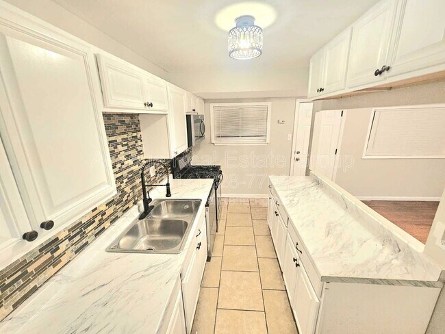 Building Photo - 241 Grampian Rd