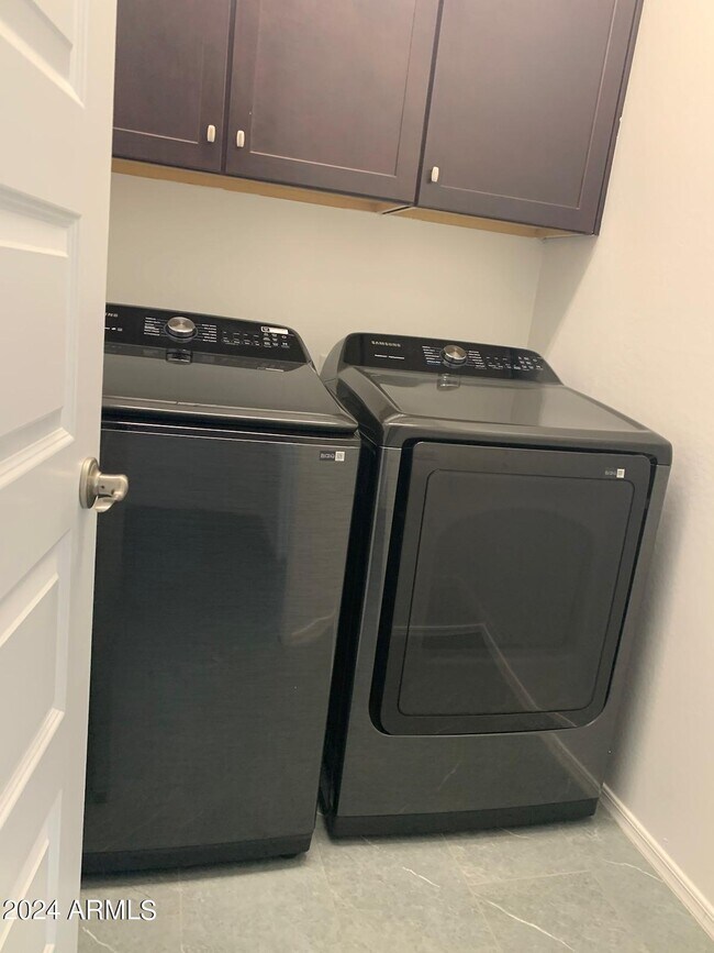 Building Photo - 345 E Caribbean Dr