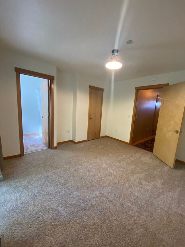 Building Photo - 3 Bedroom | 2 1/2 Bath Townhouse in The Dalles, OR.