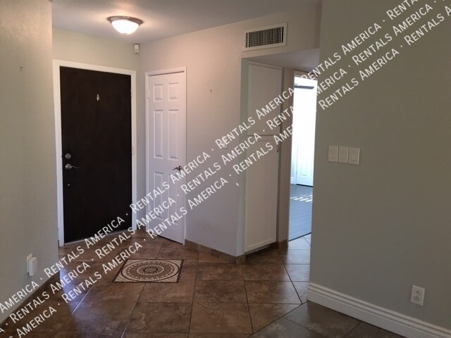 Building Photo - 5144 E Carolina Dr