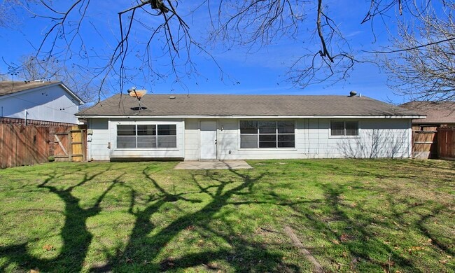 Building Photo - 14239 Montaigne Dr