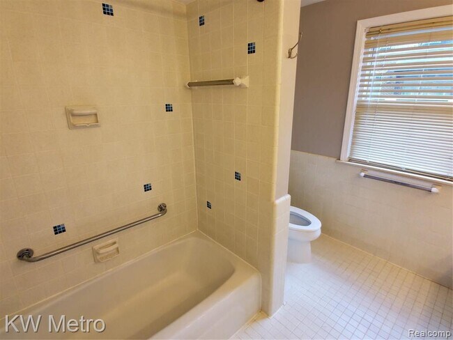 Building Photo - 553 N Old Woodward Ave