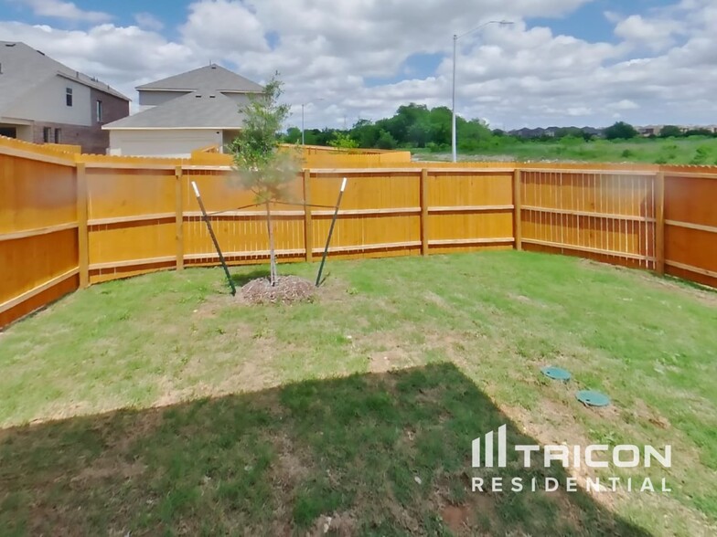 Building Photo - 2700 Brushy Lk Dr