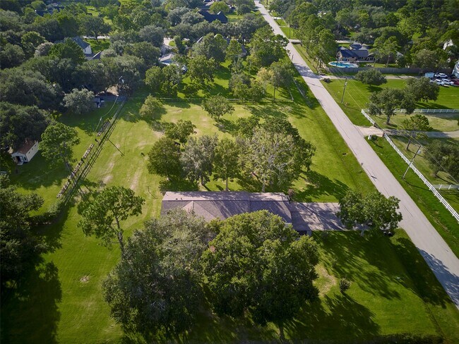 Building Photo - 902 Clover Ridge Ave