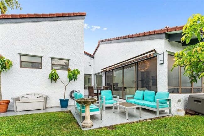 Building Photo - 8920 Jacaranda Ln