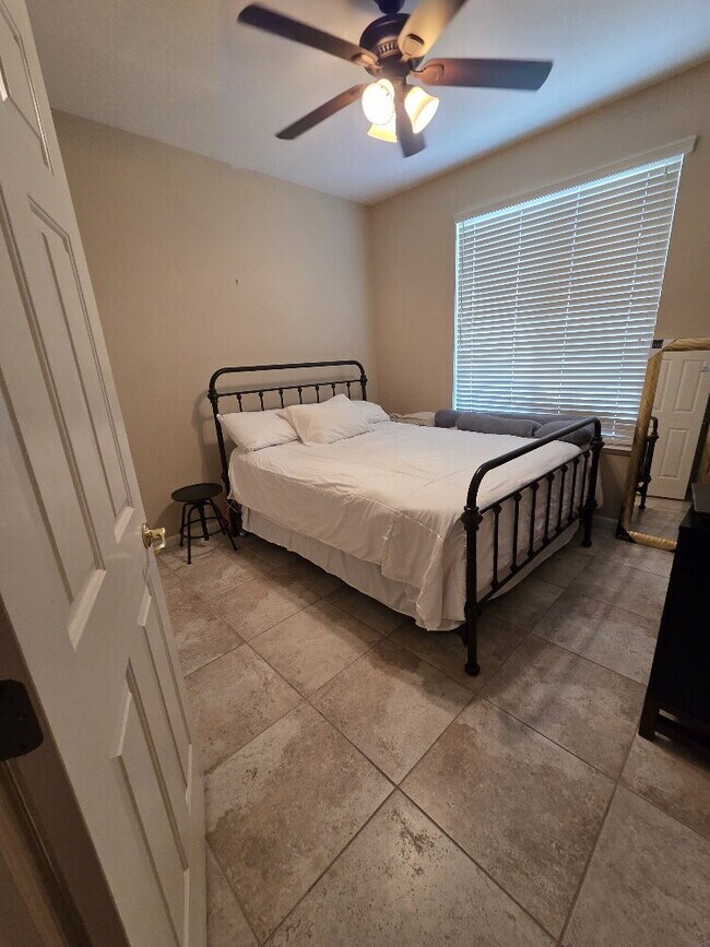 Building Photo - "Spacious 5-Bed home with 4 Baths Home for Rent!
