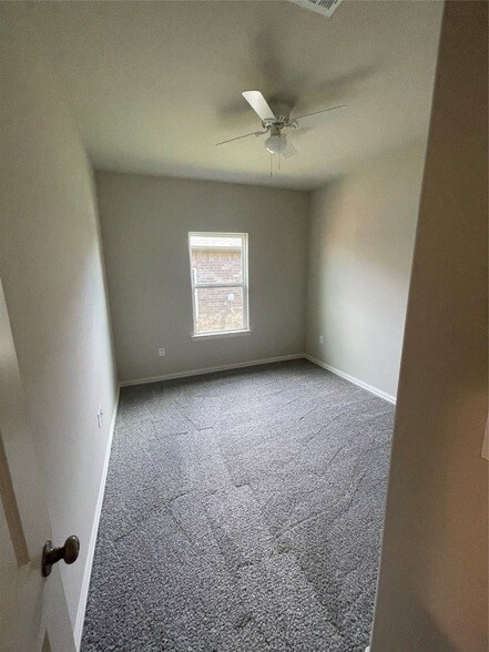 Building Photo - 2813 Peony Dr