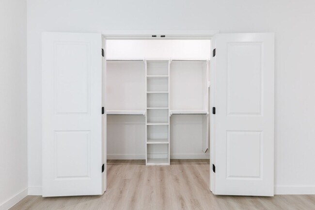 Building Photo - 1704 Elkhart Ave