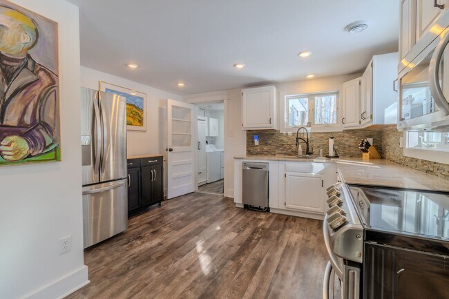 Building Photo - Quiet Cottage in the Trees