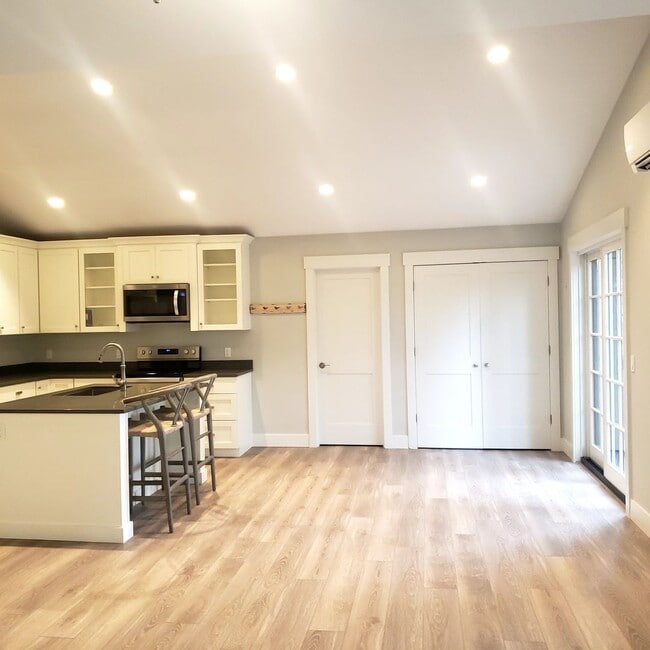 Building Photo - 2 bed, 2 bath newer construction condo