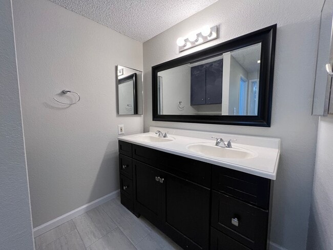 Building Photo - 2 bedroom/2 bath townhome in the heart of ...