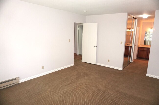 Building Photo - Beautifully Updated Condo in Great Mountai...