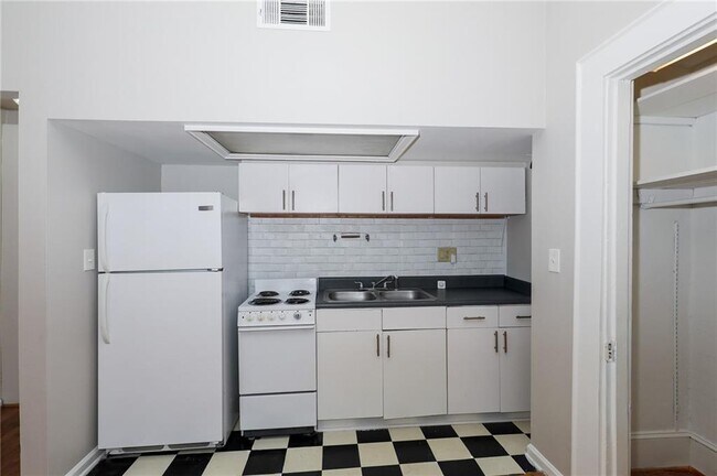 Building Photo - 920 Greenwood Ave NE