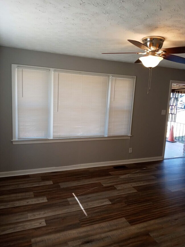 Building Photo - 2638 Summit Ave