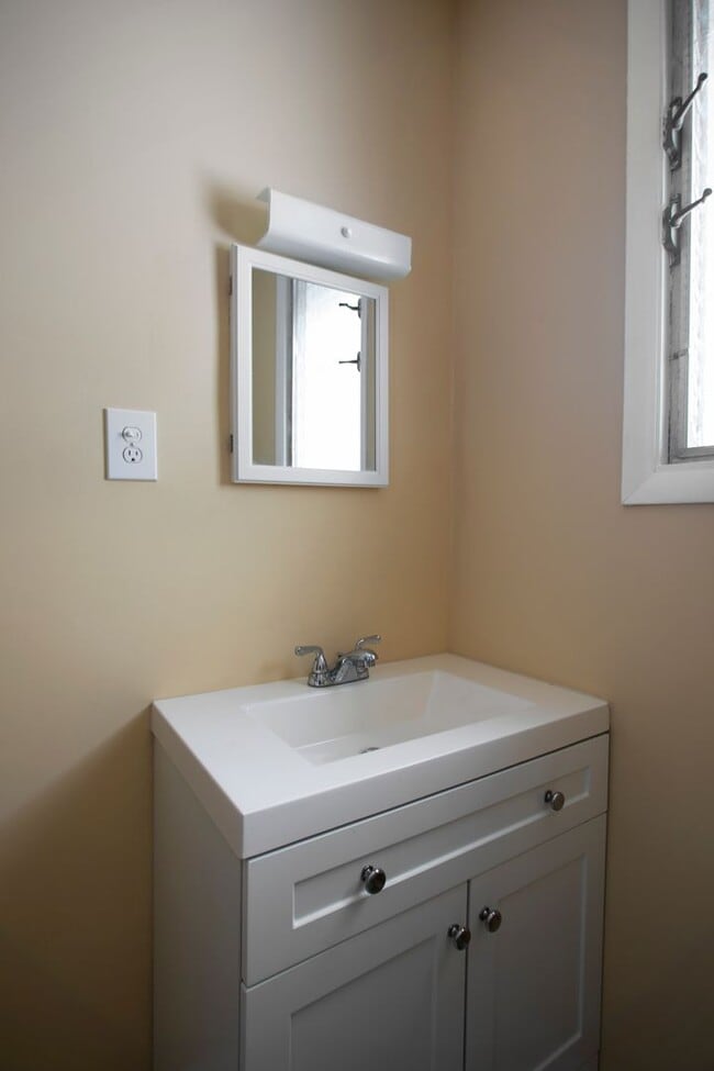 Building Photo - Studio Apartment NO PETS