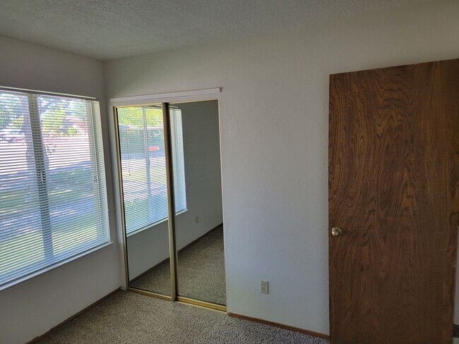 Building Photo - 3 Bedroom House across the street from Mar...