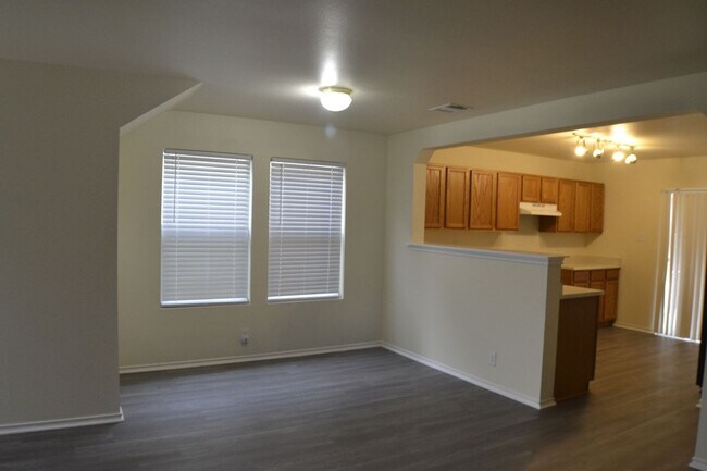 Building Photo - Beautiful 4 bedroom 3 bath 2 car garage ho...