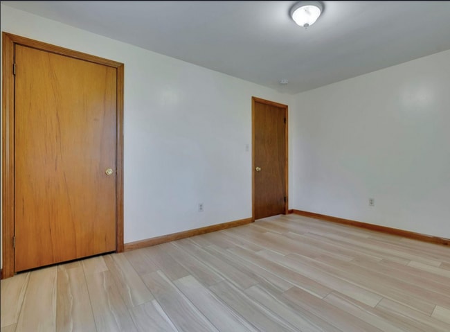 Building Photo - 24 Riverview St