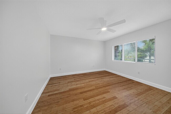 Building Photo - 900 SE 2nd St