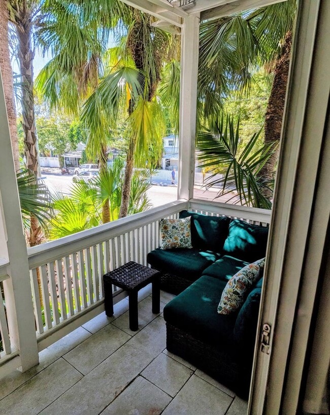 Building Photo - Elegant Old Town Condo - Your Key West Oasis