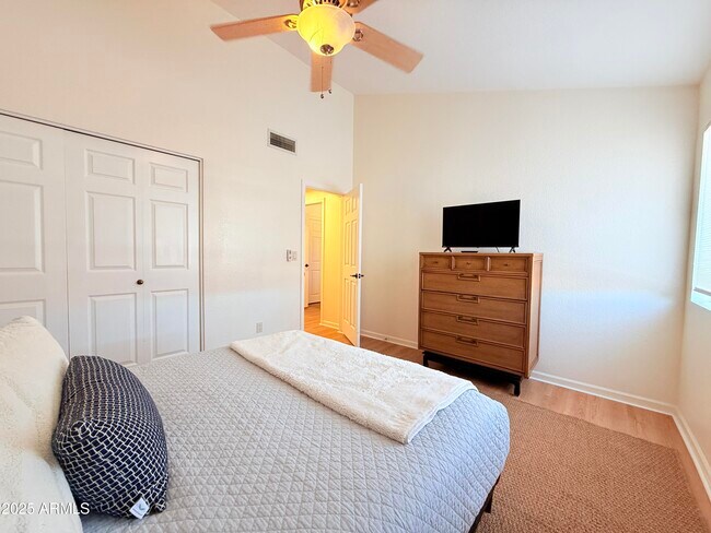 Building Photo - 5640 E Bell Rd