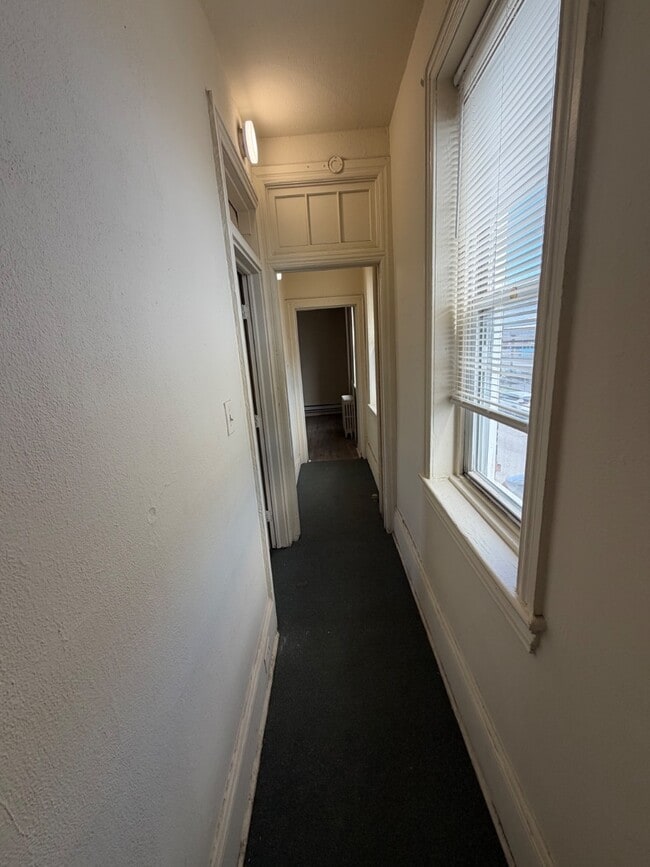 Building Photo - 1224 E 2nd St