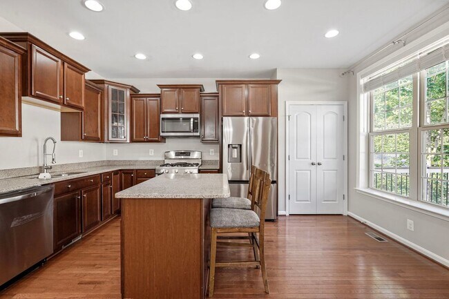 Building Photo - 102 Vista Knoll Dr
