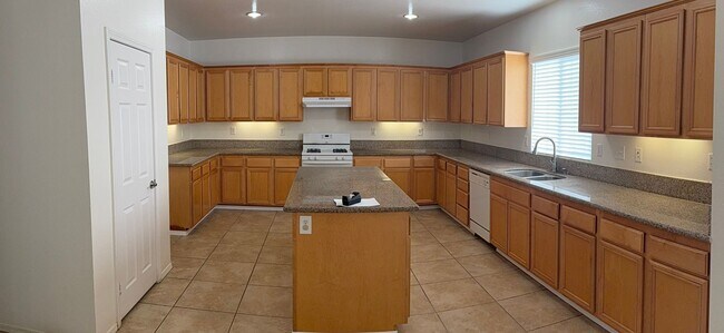Building Photo - Large 5 bedroom / 2.5 Bathroom Perris Home