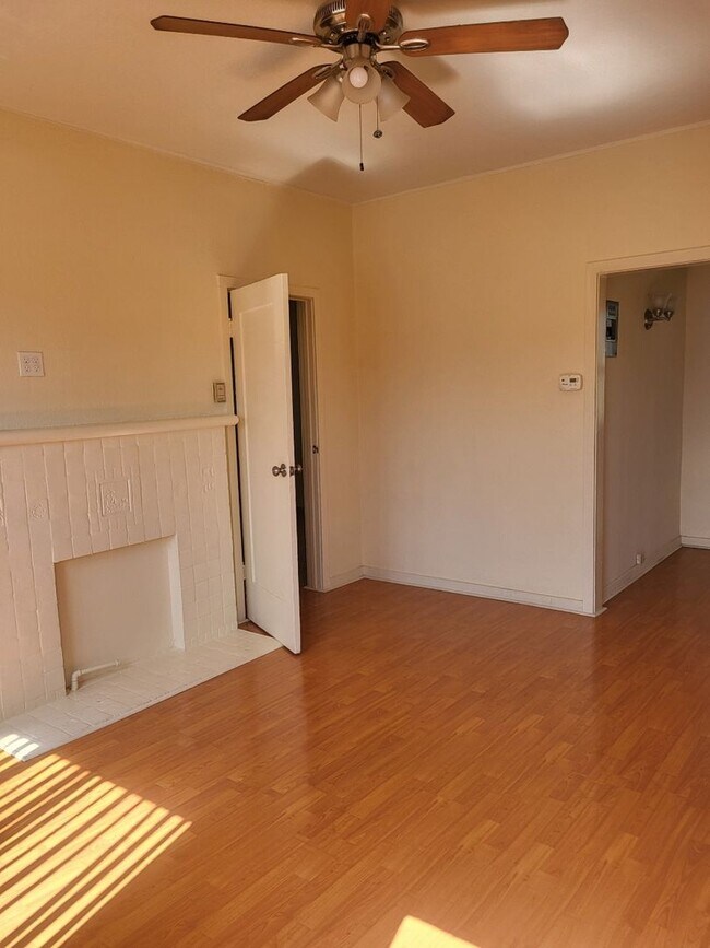 Building Photo - Spacious unit by Americana