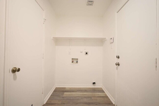 Building Photo - 9519 Braun Square