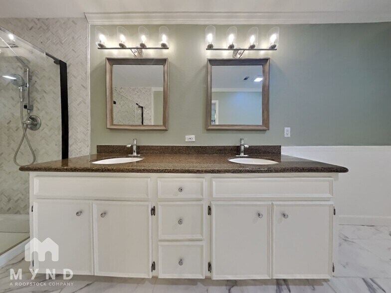 Building Photo - 4003 Highknoll Ln