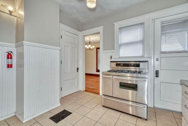 Building Photo - 371 Alexander St