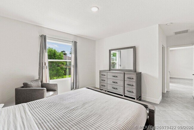 Building Photo - 226 SW Milburn Cir