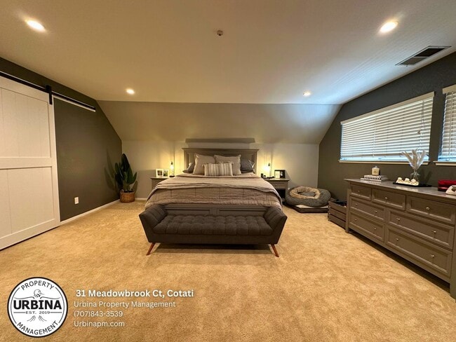 Building Photo - Bright and Spacious 3 Bedroom Townhome in ...