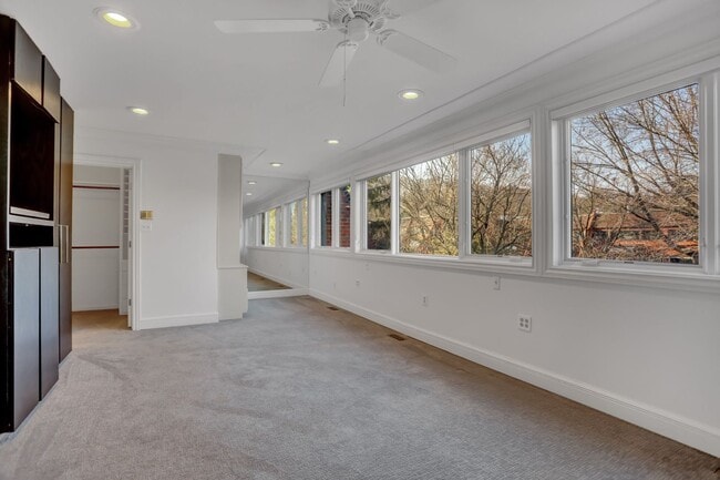 Building Photo - AMAZING SPACIOUS END UNIT TOWNHOUSE IN PRIME LOCATION