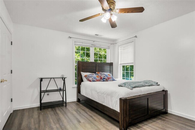 Building Photo - 717 Lantern Pl