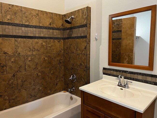 Building Photo - Beautiful Apartment Near Downtown Delaware