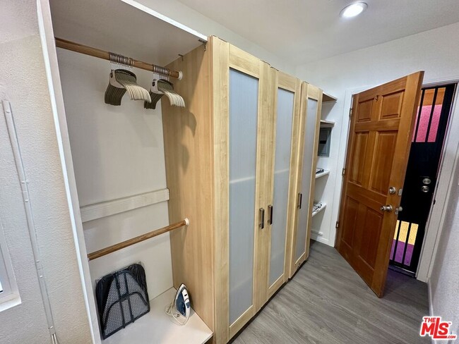 Building Photo - 523 1/2 W 56th St