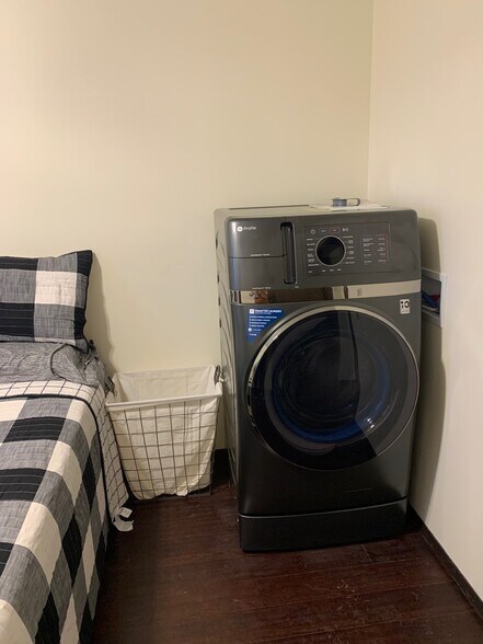 Building Photo - 617 4th St