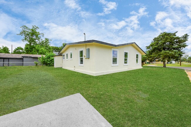 Building Photo - 501 Schilling Ave