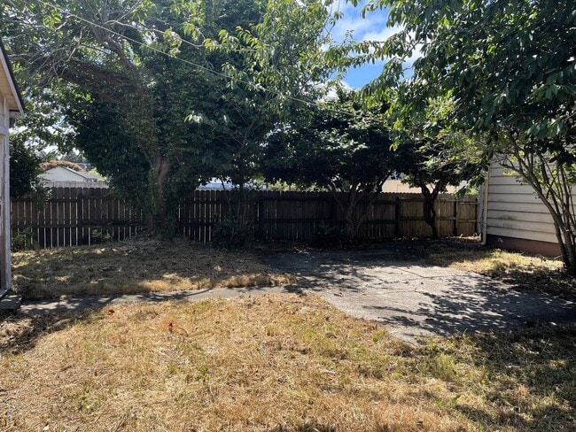 Building Photo - Pet-friendly home with hardwood floors and...