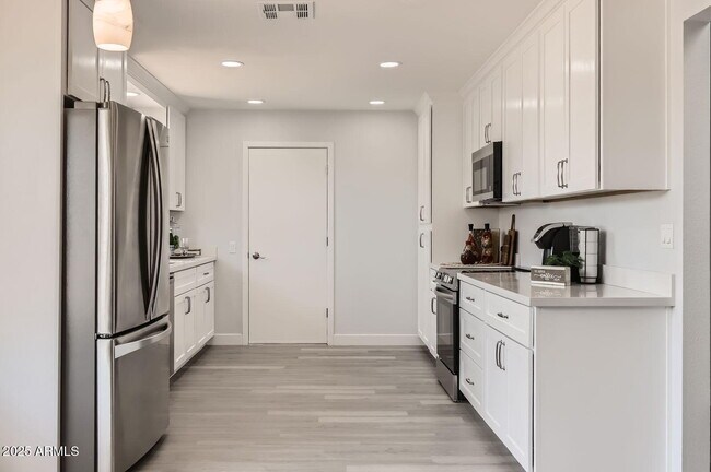 Building Photo - 12535 W Skyview Dr