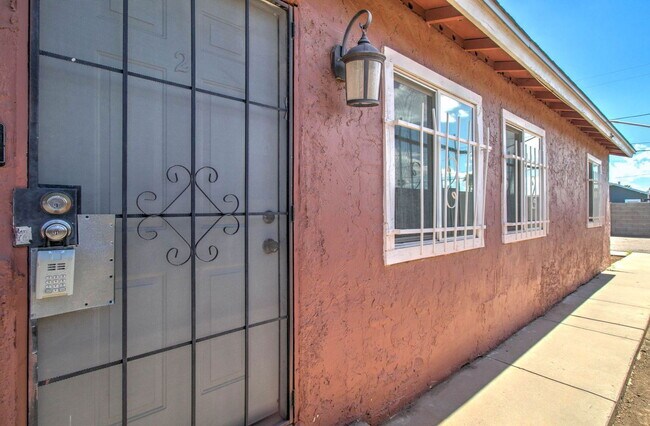 Building Photo - 1501 E Roosevelt St