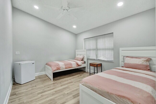 Building Photo - 7883 Villa Nova Dr N