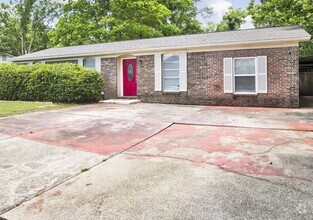 Building Photo - 4 Bed Home Close to NAS Pensacola